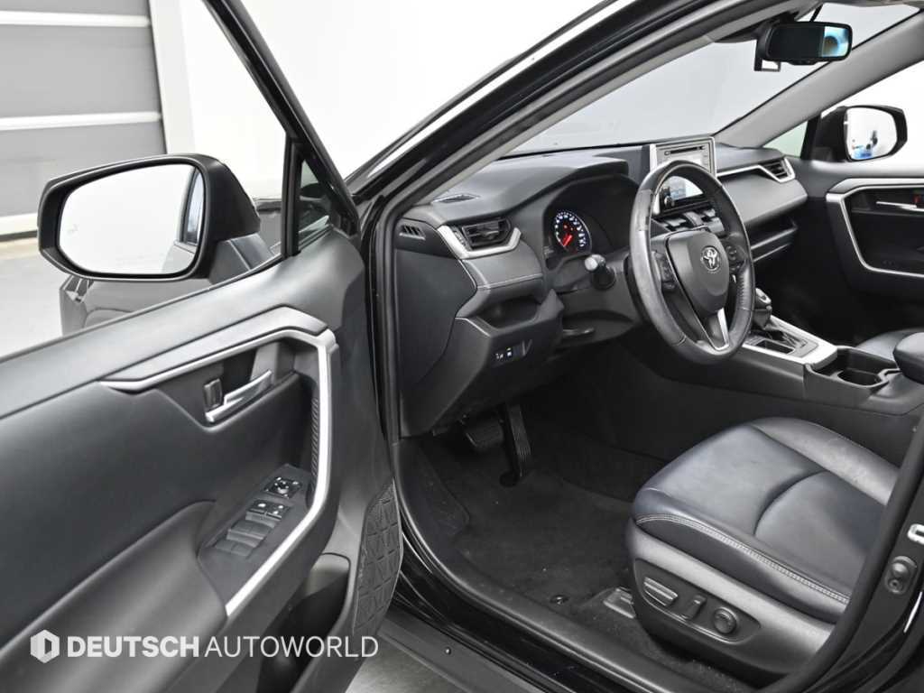 Toyota RAV4 — photo 11