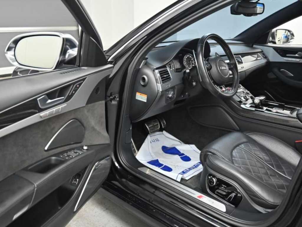 Audi S8 — photo 11