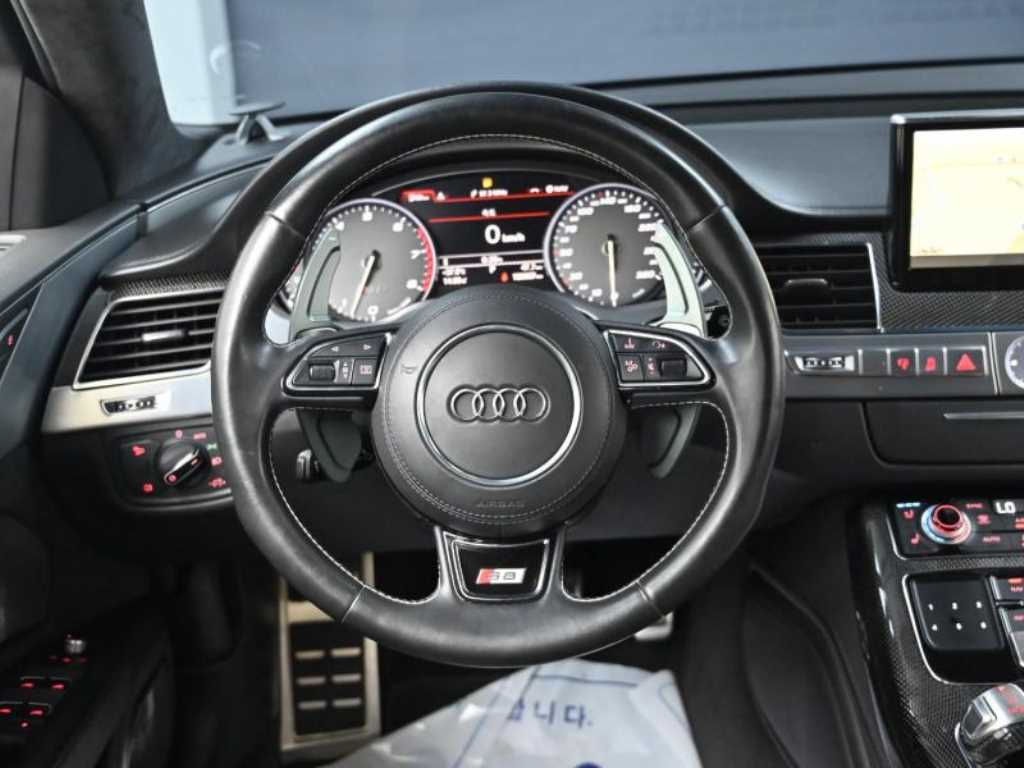 Audi S8 — photo 13