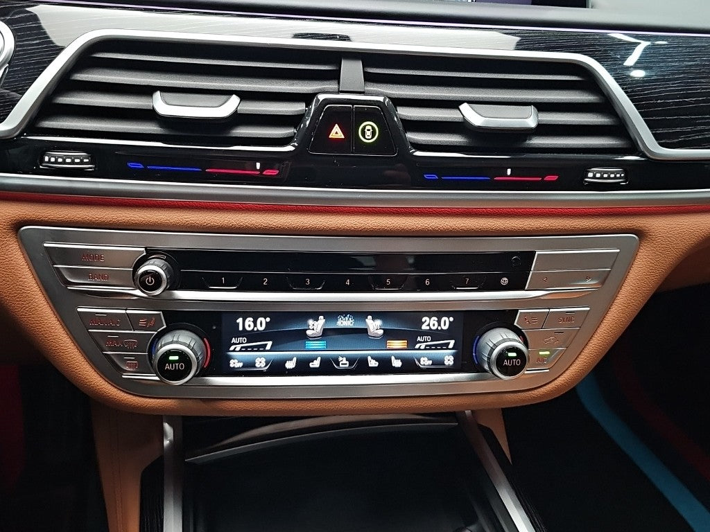 BMW 7-Series — photo 10