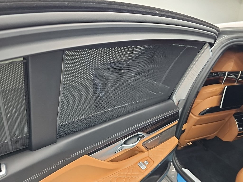 BMW 7-Series — photo 13