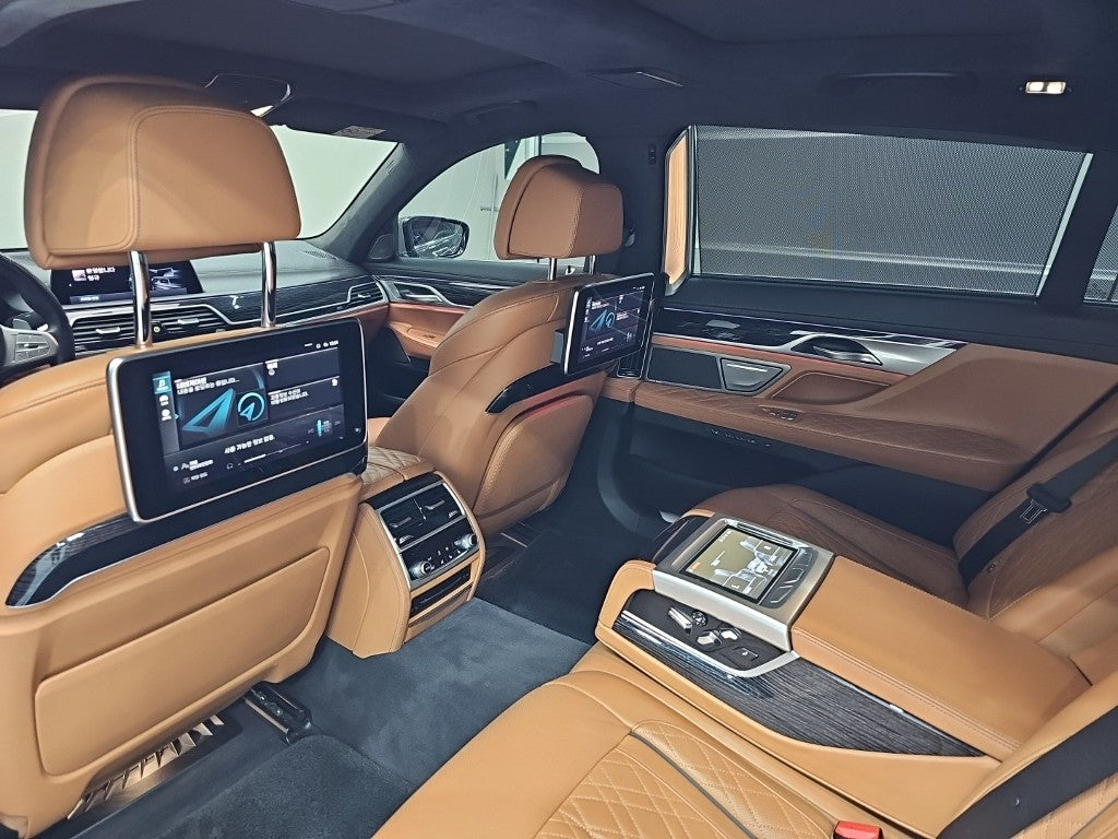 BMW 7-Series — photo 14