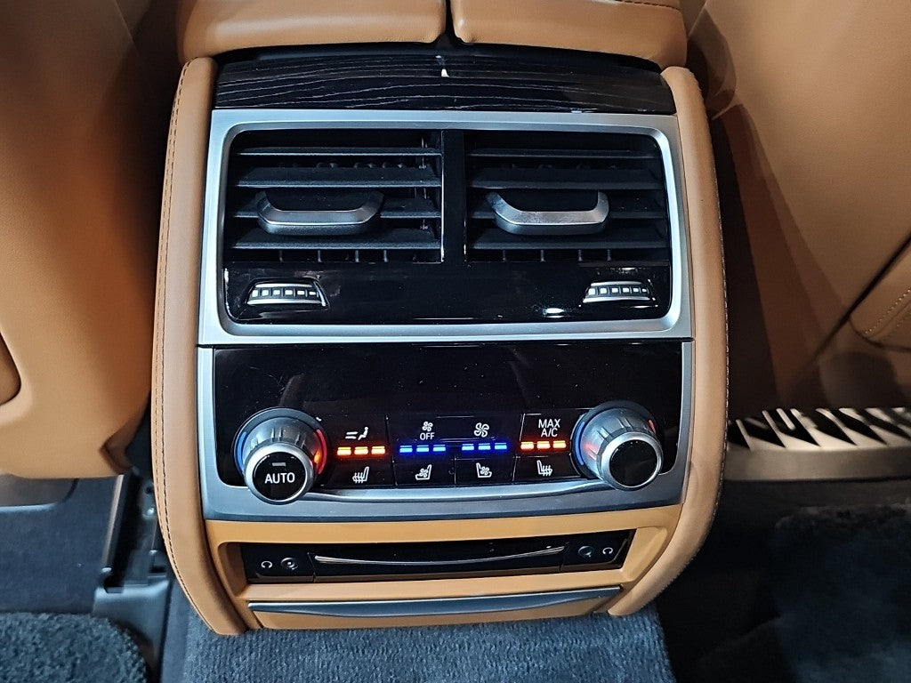 BMW 7-Series — photo 16