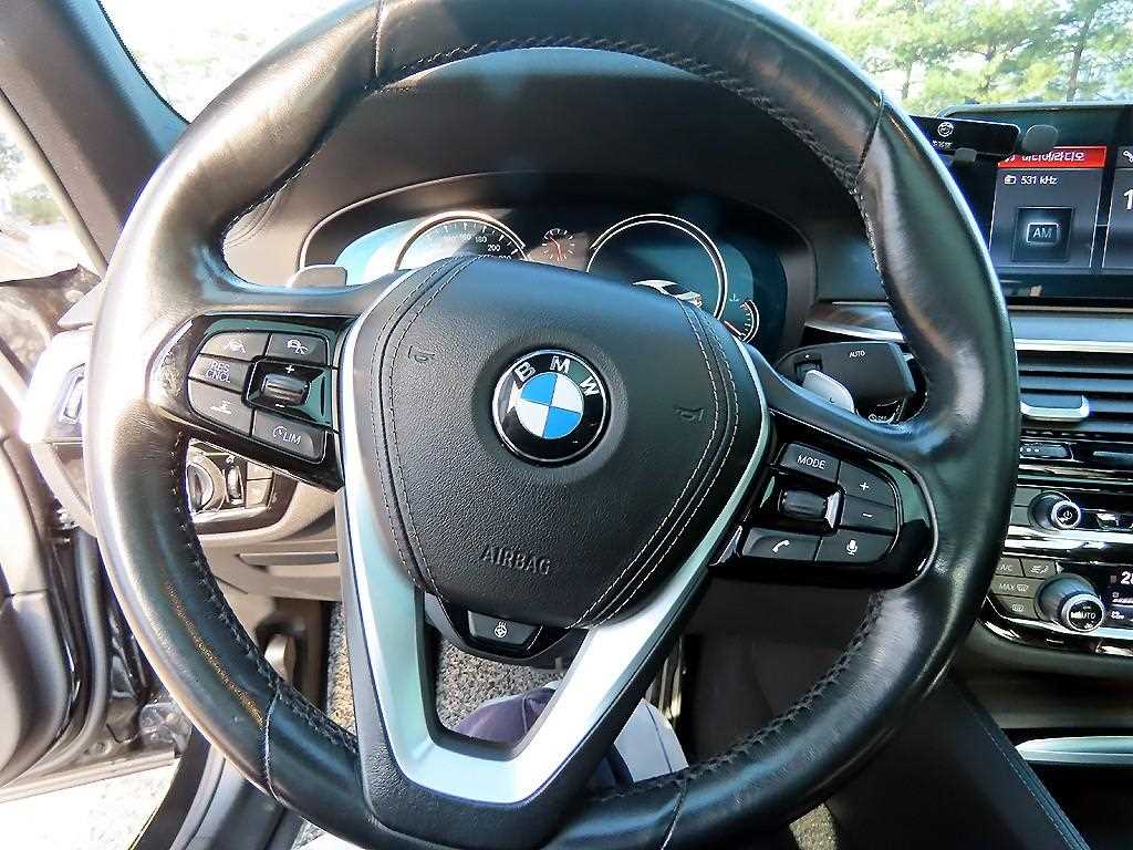 BMW 5-Series — photo 08
