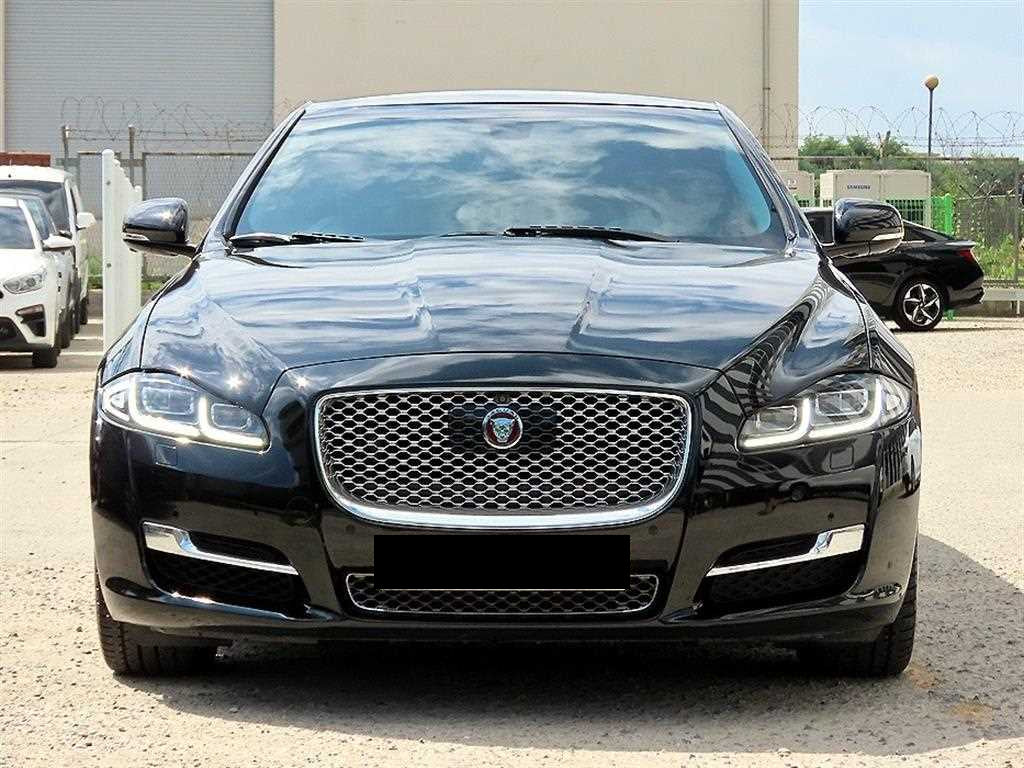 Jaguar XJ — photo 01