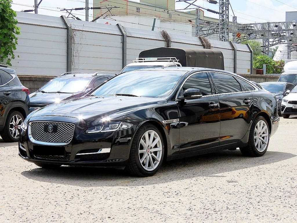 Jaguar XJ — photo 02