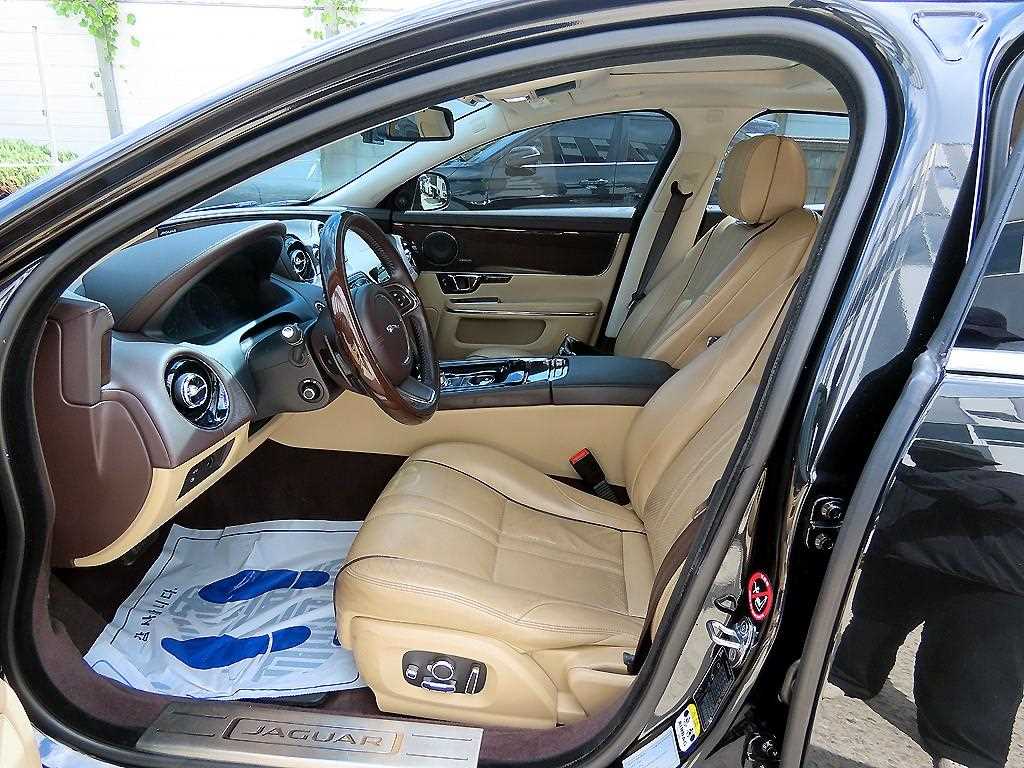 Jaguar XJ — photo 05