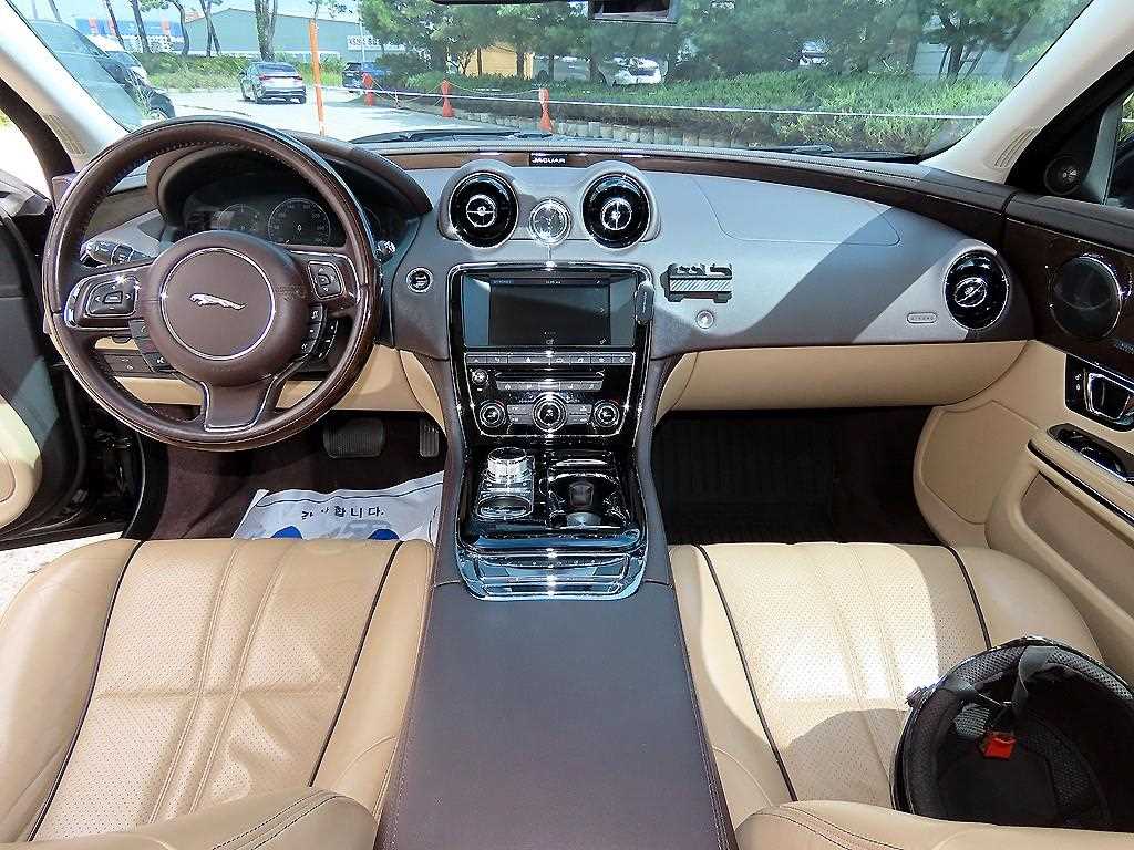 Jaguar XJ — photo 07