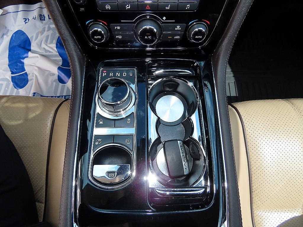 Jaguar XJ — photo 10