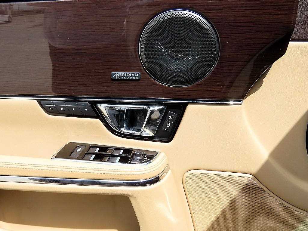 Jaguar XJ — photo 11