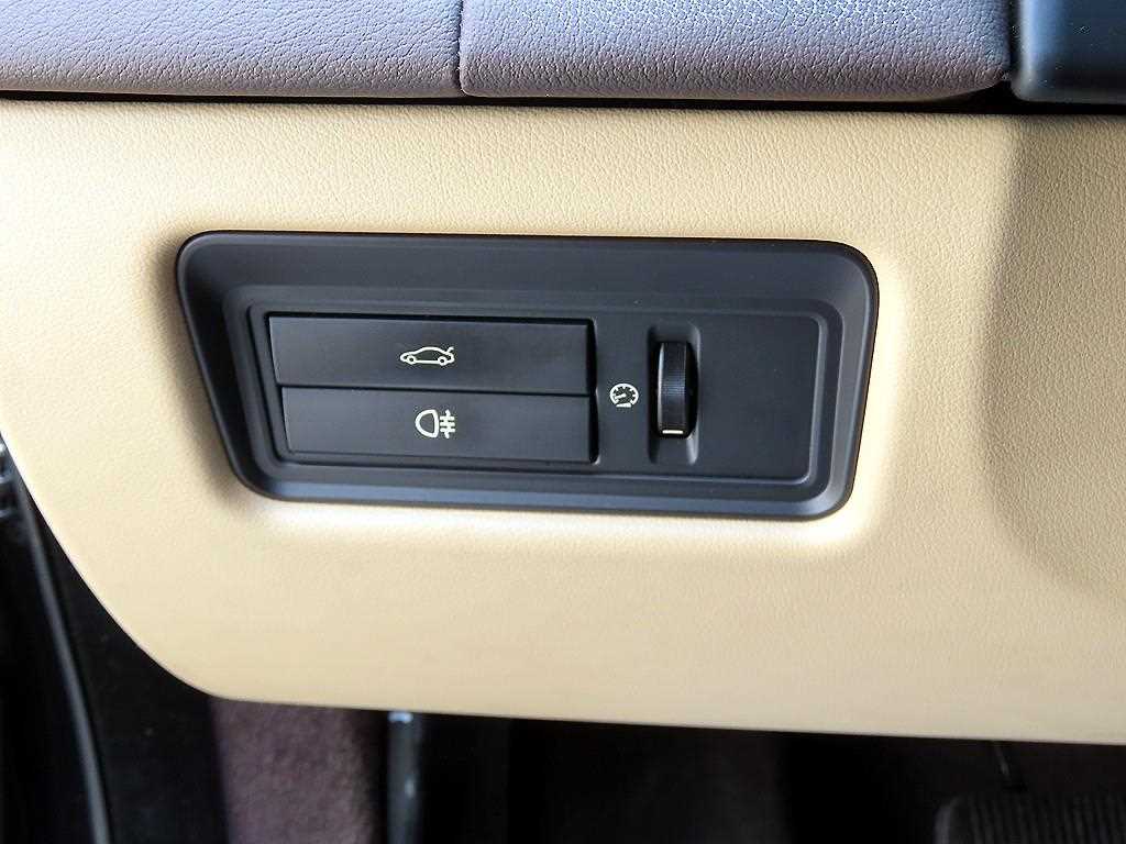Jaguar XJ — photo 12