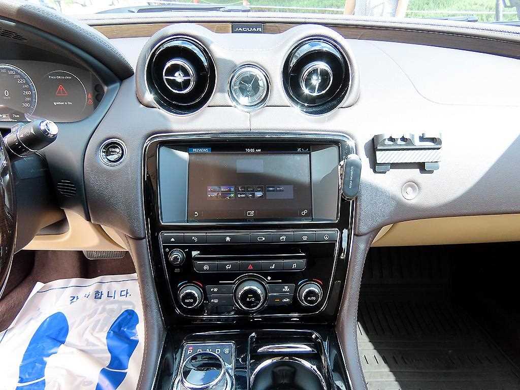 Jaguar XJ — photo 13