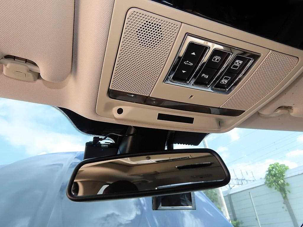 Jaguar XJ — photo 16