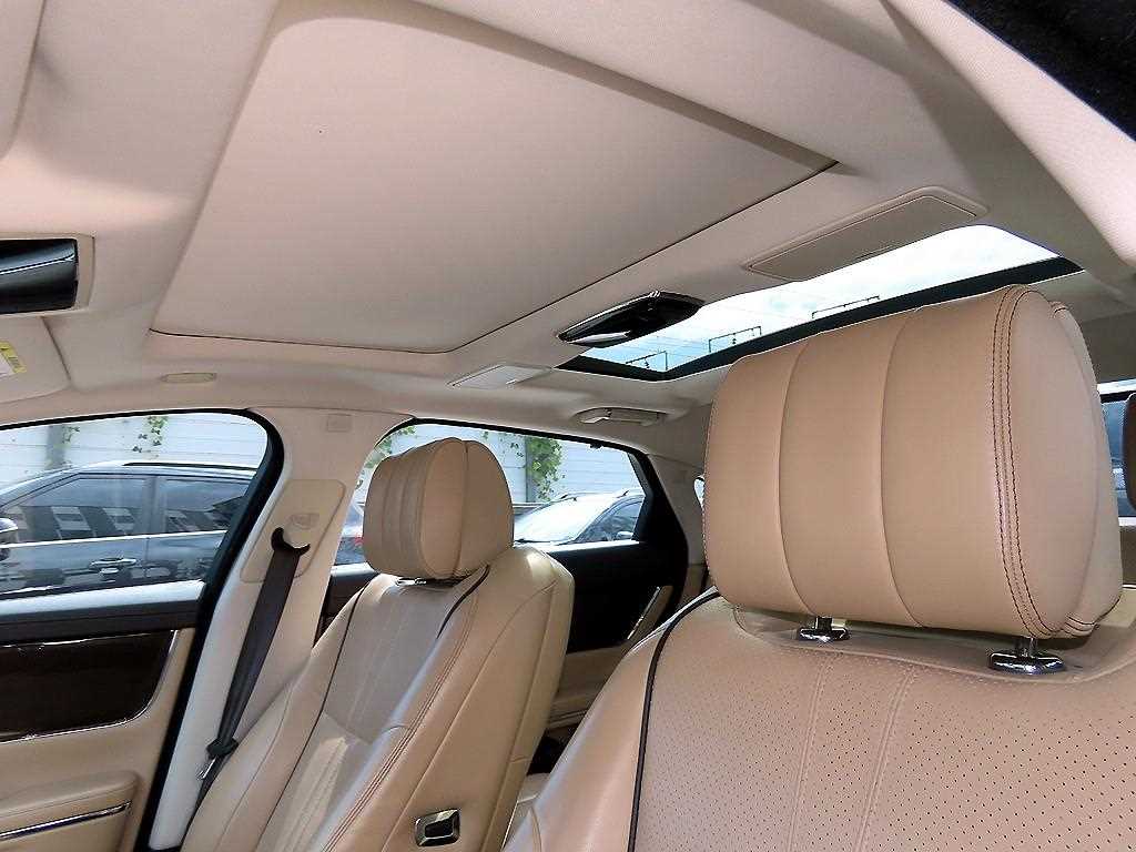 Jaguar XJ — photo 17