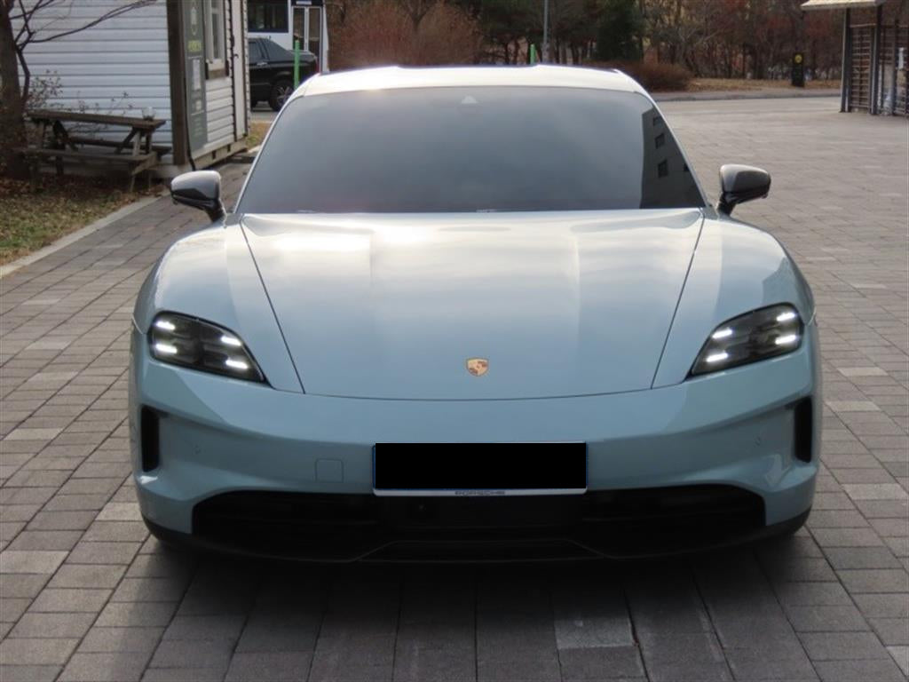 Porsche Taycan — photo 01