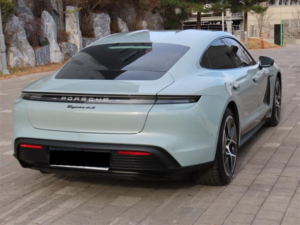 Porsche Taycan — photo 03