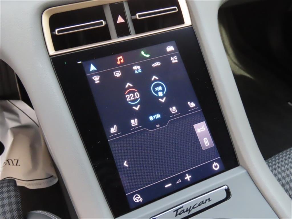 Porsche Taycan — photo 08