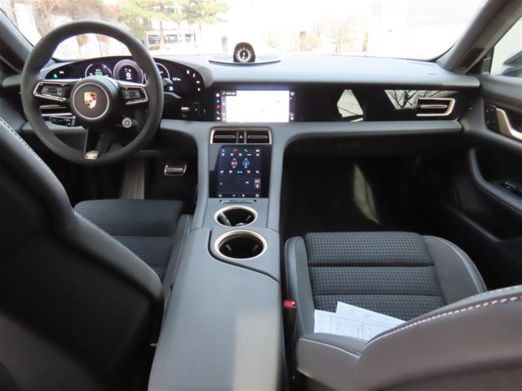Porsche Taycan — photo 15