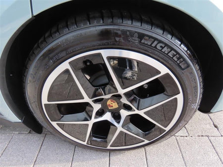 Porsche Taycan — photo 17