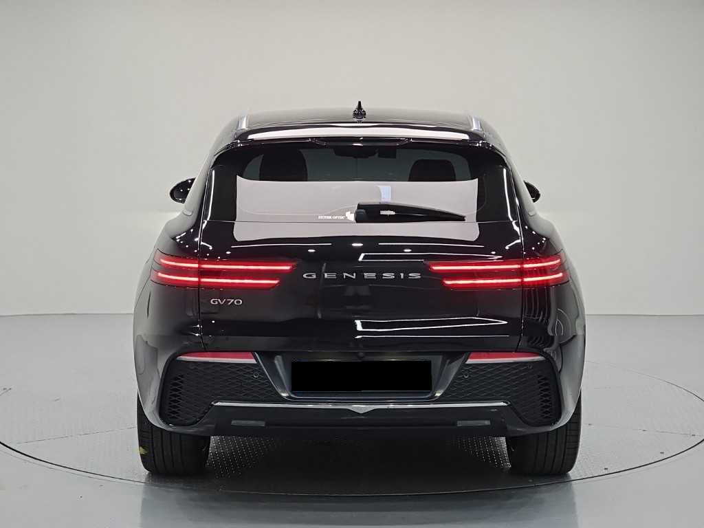 Genesis GV70 — photo 03