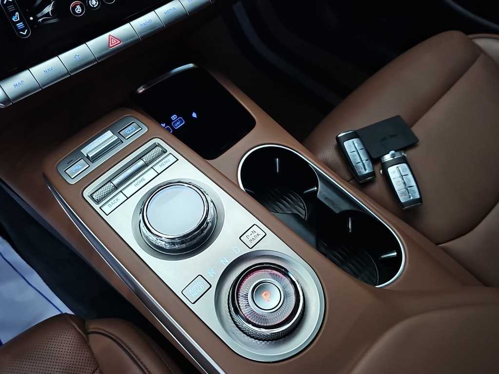 Genesis GV70 — photo 08