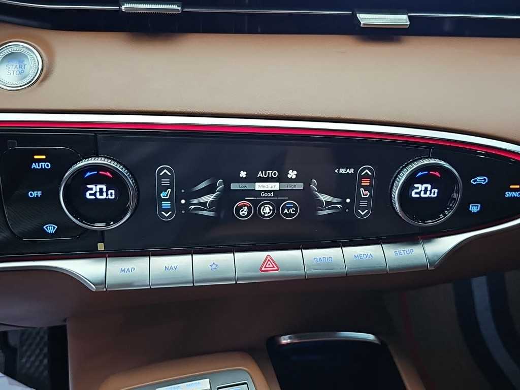 Genesis GV70 — photo 10