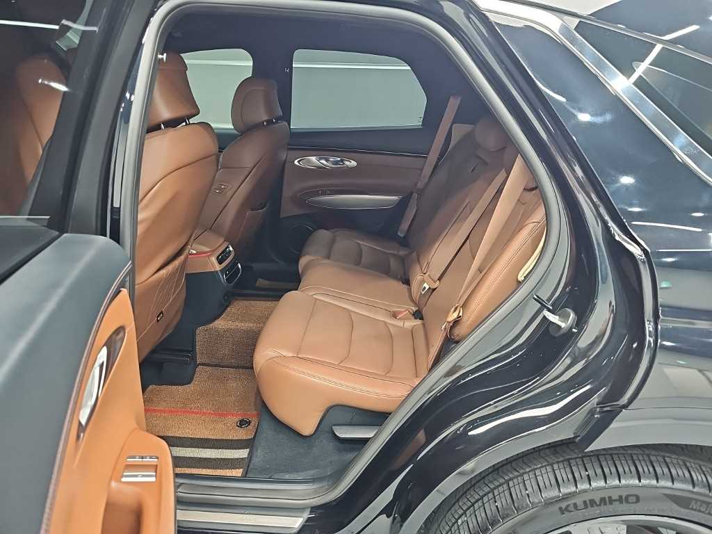 Genesis GV70 — photo 12