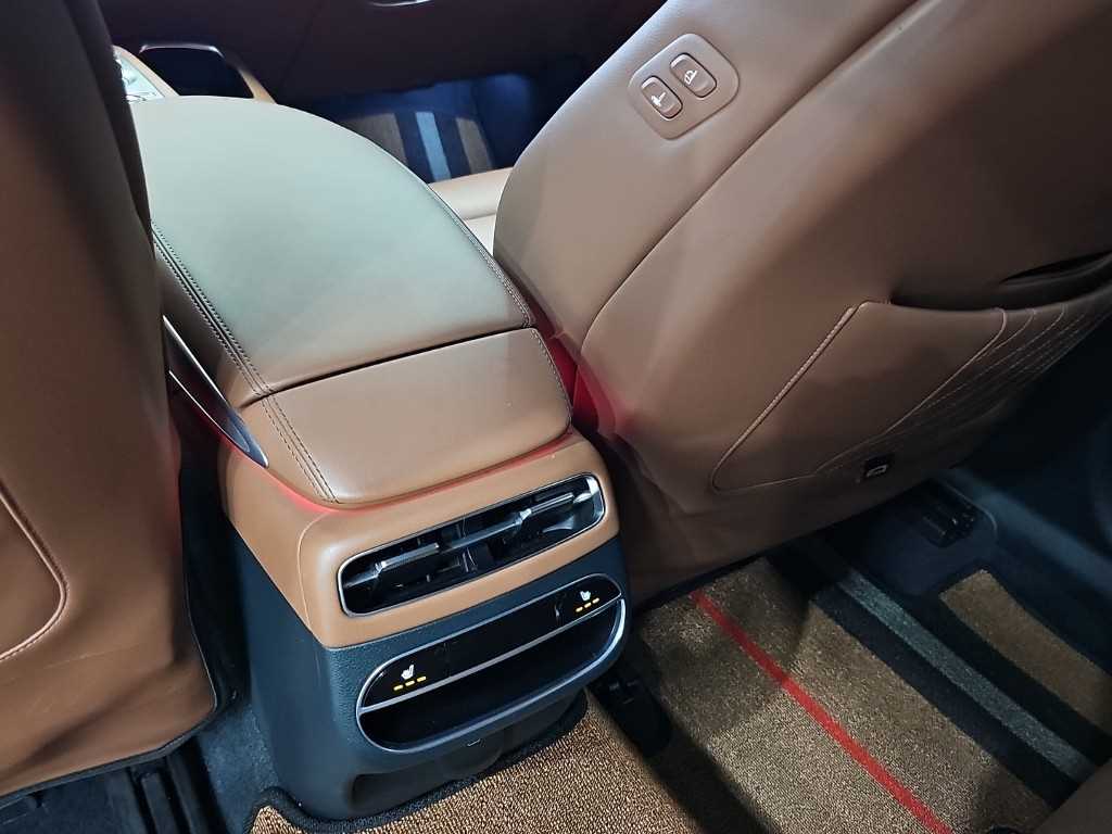 Genesis GV70 — photo 13