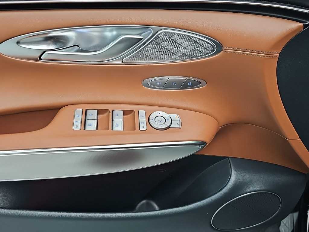 Genesis GV70 — photo 16