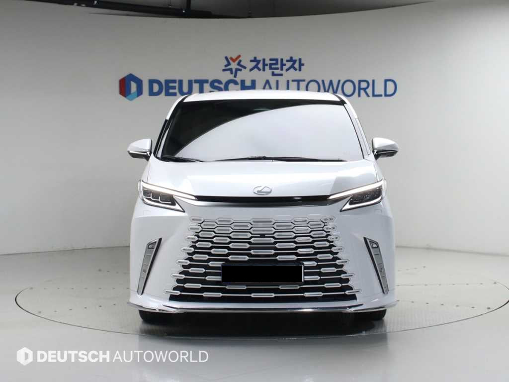 Lexus LM — photo 03