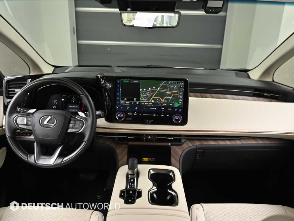 Lexus LM — photo 07