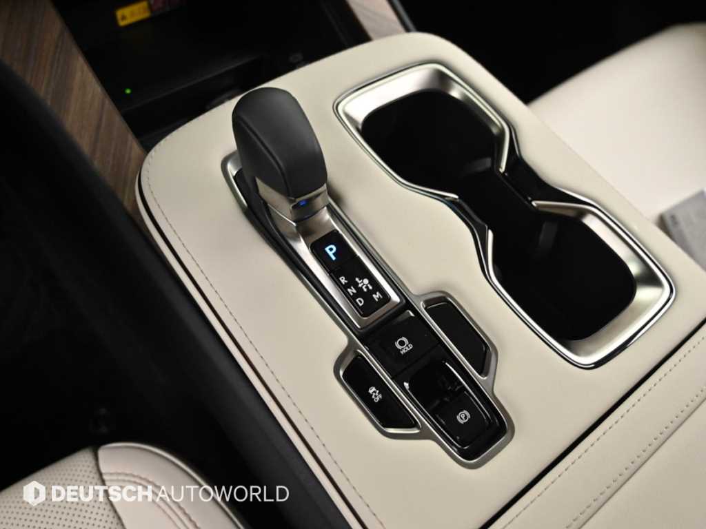 Lexus LM — photo 09