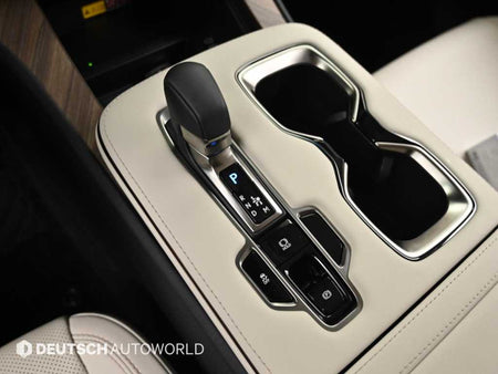 Lexus LM — photo 09