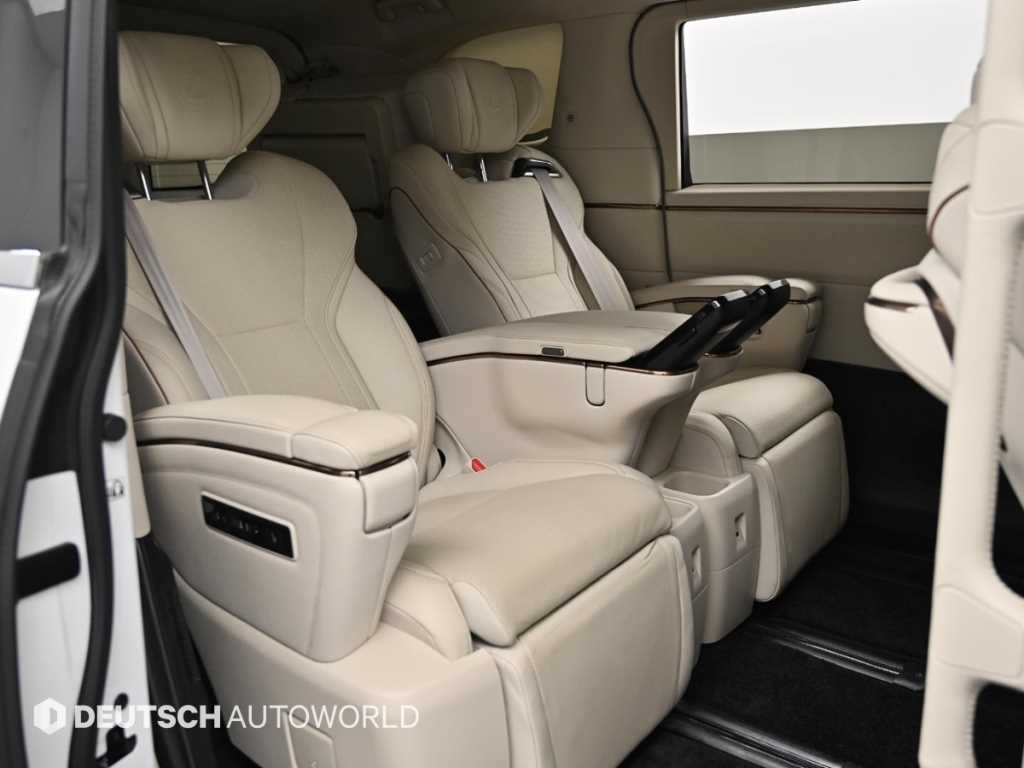 Lexus LM — photo 12