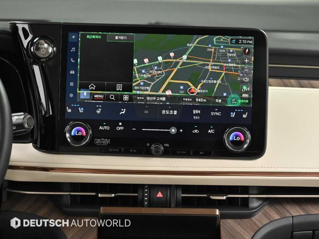 Lexus LM — photo 14
