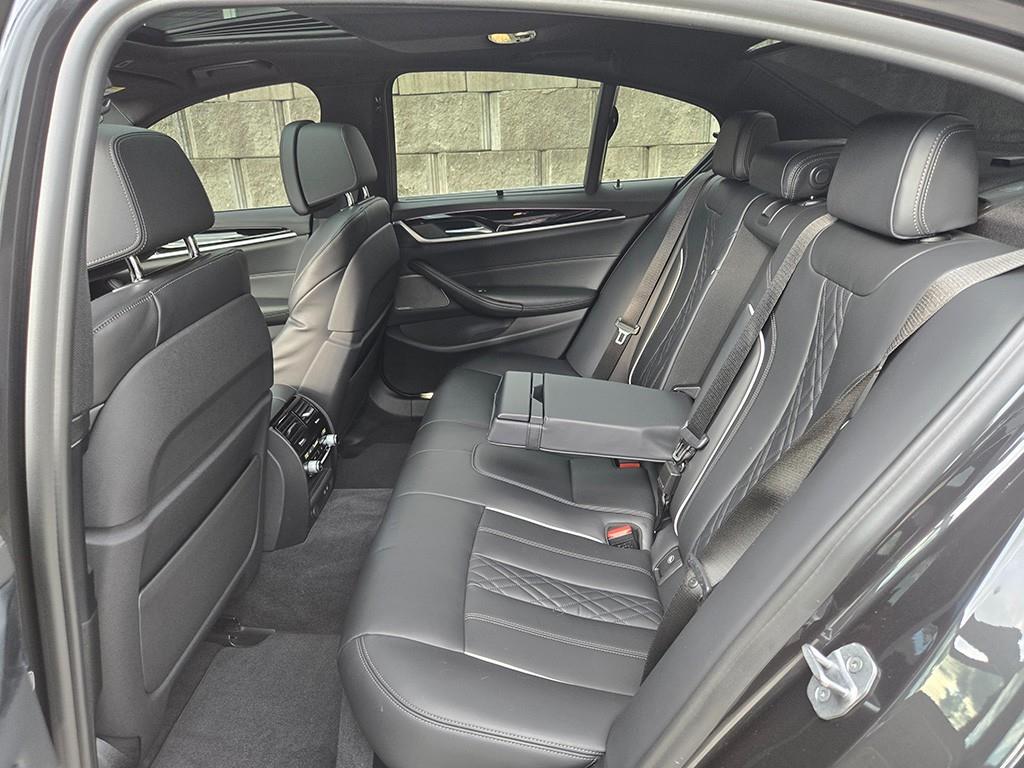 BMW 5-Series — photo 06