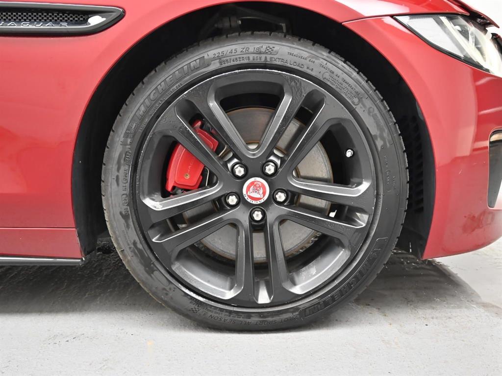Jaguar XE — photo 05