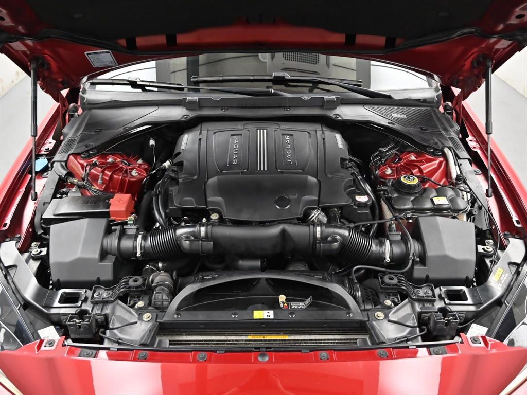 Jaguar XE — photo 06