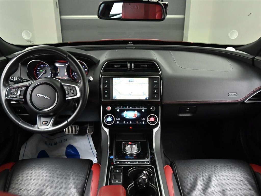 Jaguar XE — photo 07
