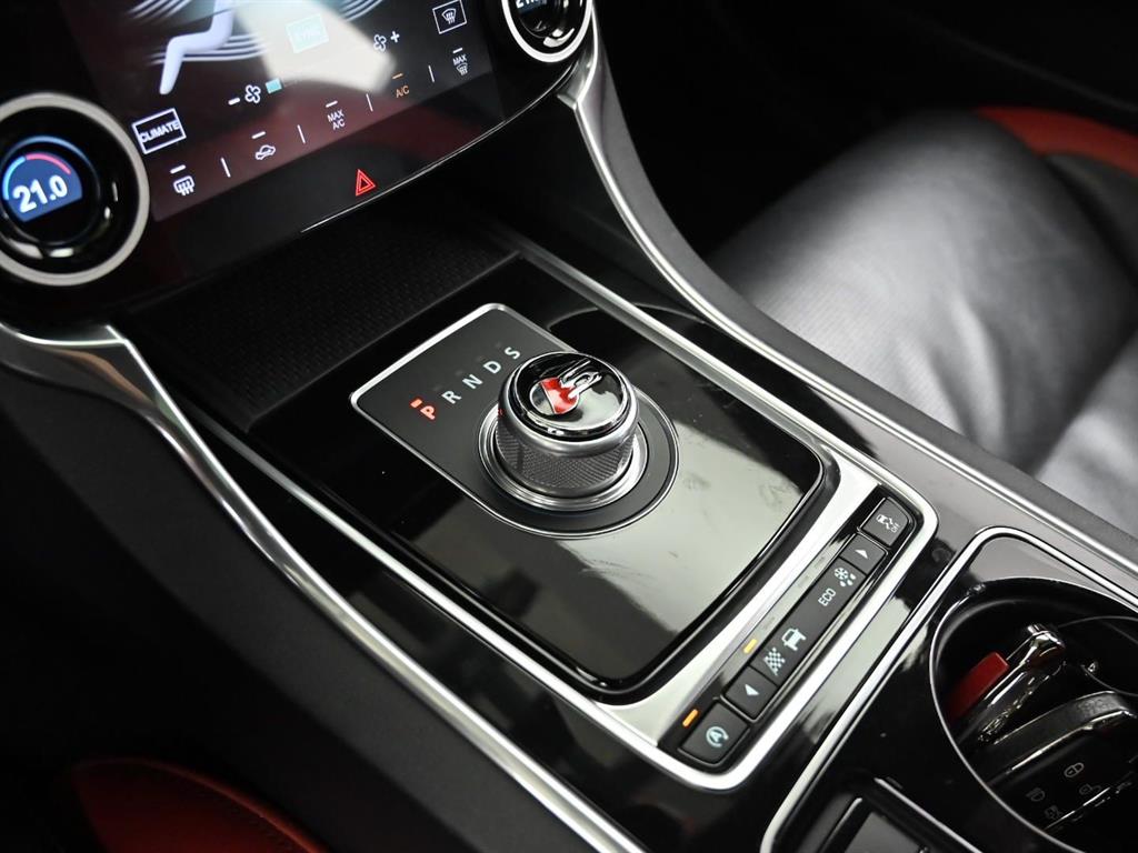 Jaguar XE — photo 09