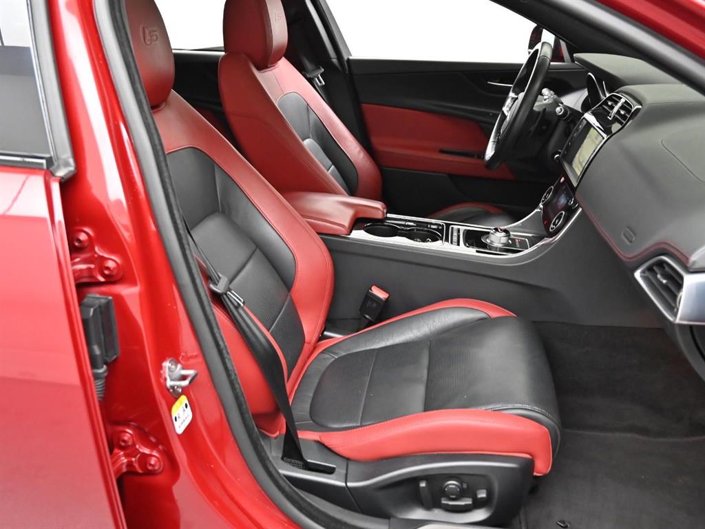 Jaguar XE — photo 10