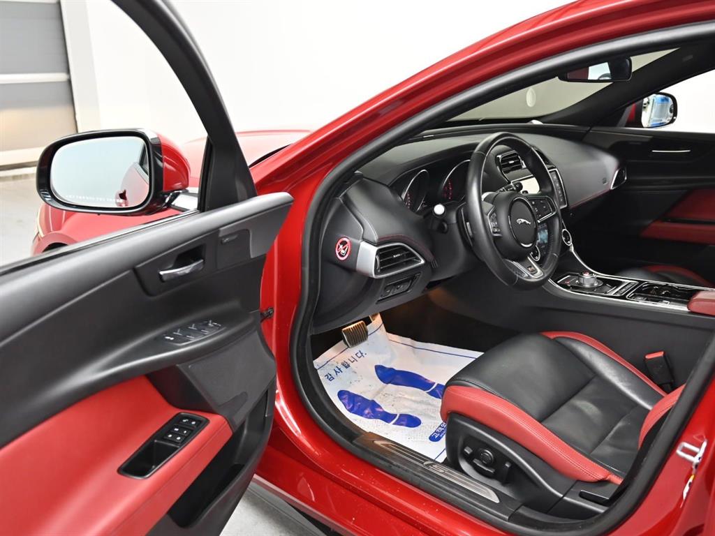 Jaguar XE — photo 11