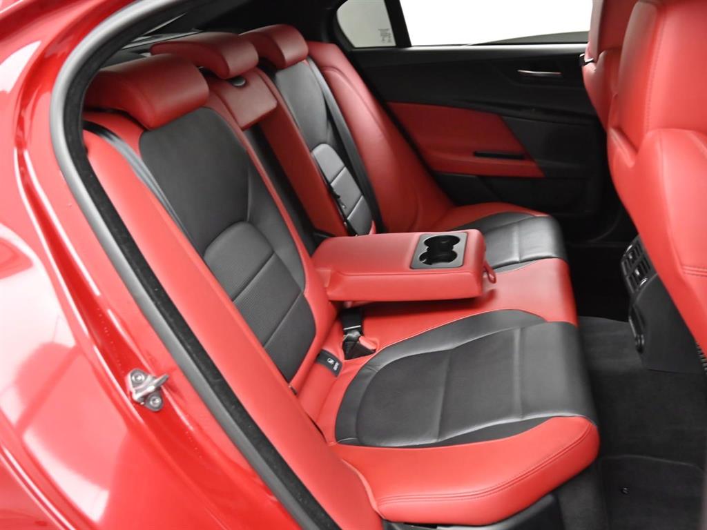 Jaguar XE — photo 12
