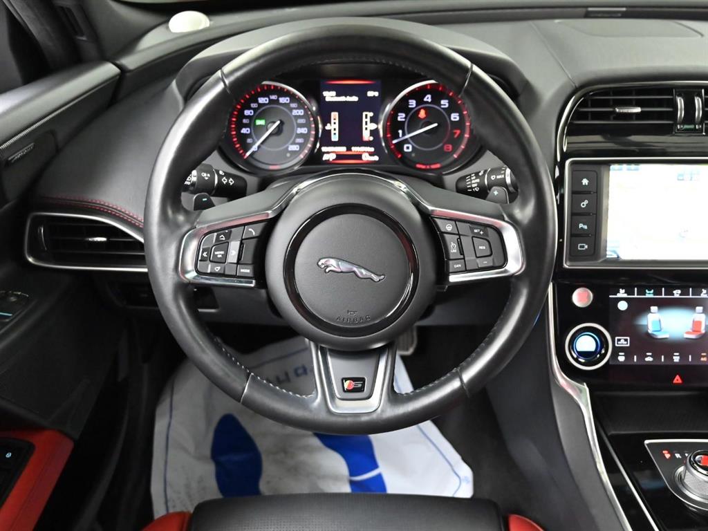 Jaguar XE — photo 13