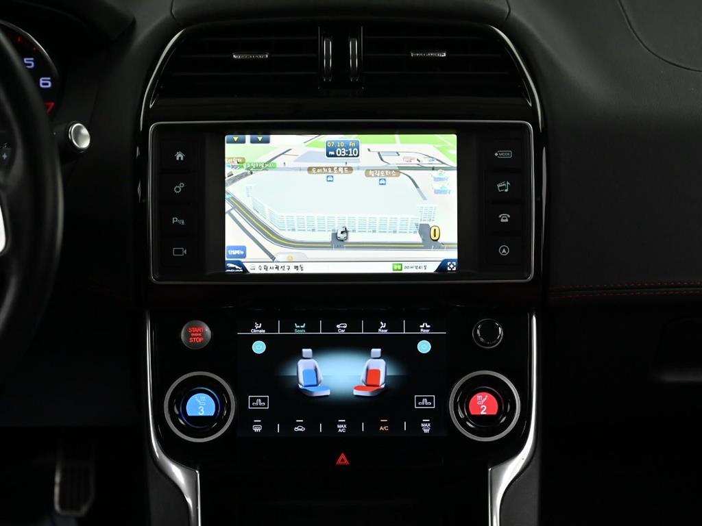 Jaguar XE — photo 14