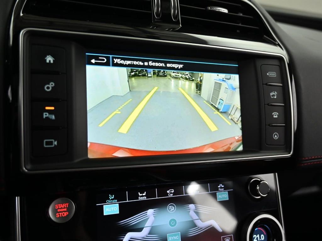 Jaguar XE — photo 15