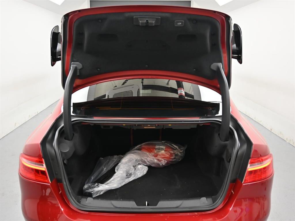 Jaguar XE — photo 19