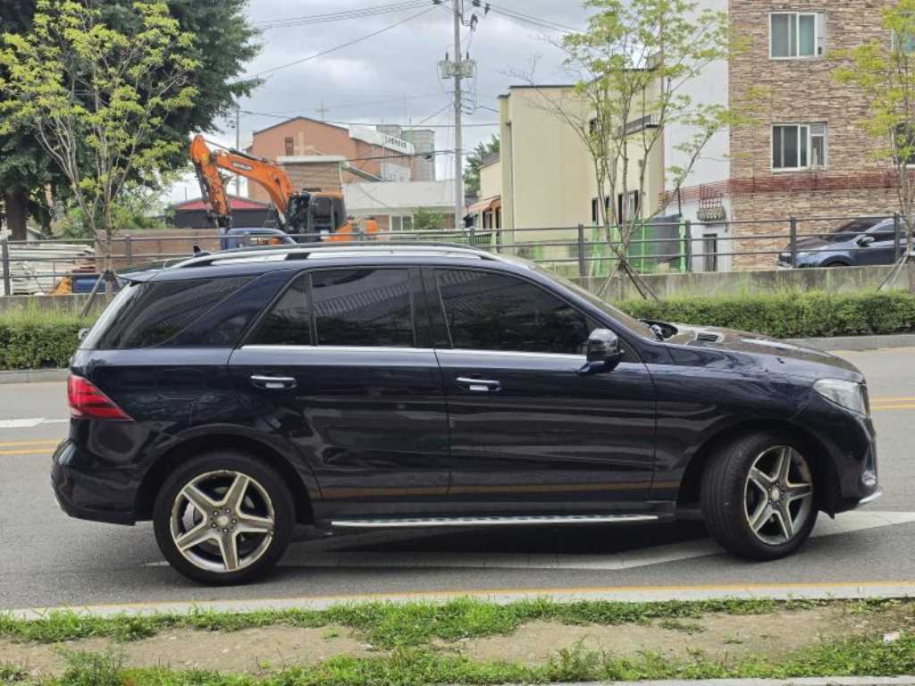 Mercedes-Benz GLE-Class — photo 04