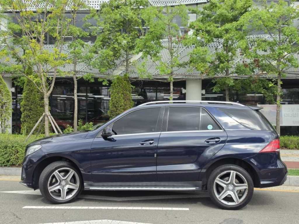 Mercedes-Benz GLE-Class — photo 07