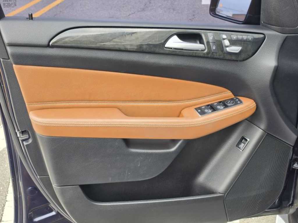 Mercedes-Benz GLE-Class — photo 09